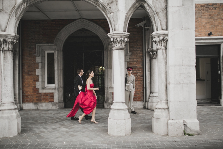 couple walking to registry office 