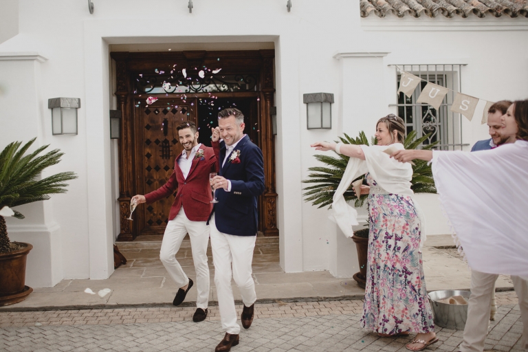 confetti wedding photo