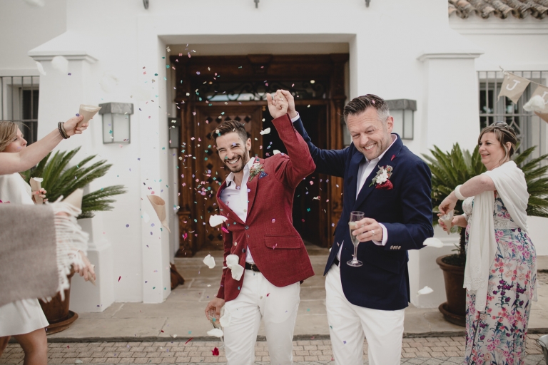 confetti wedding photo