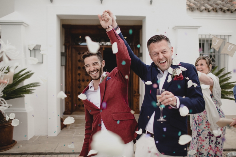 confetti wedding photo