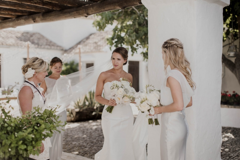 bride holding bouquet of flowers