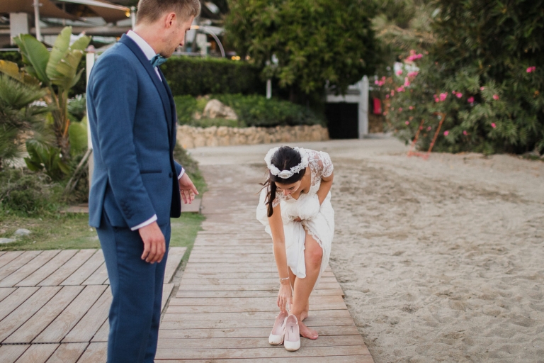 the couple’s photo session by the beach