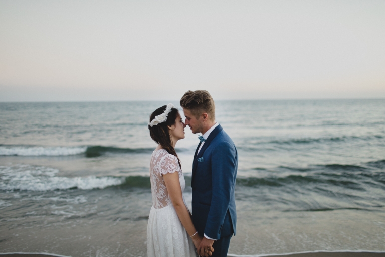 the couple’s photo session by the beach
