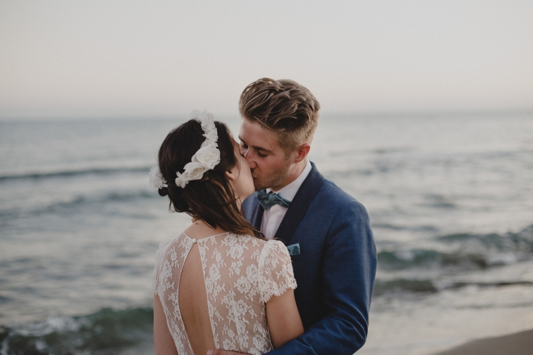 the couple’s photo session by the sea