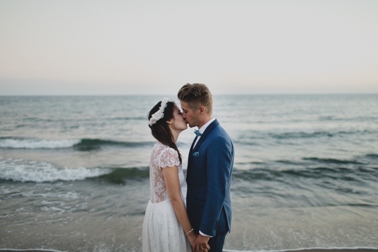 the couple’s photo session by the sea