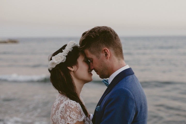 the couple’s photo session by the sea