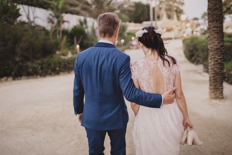 the couple walking to the restaurant
